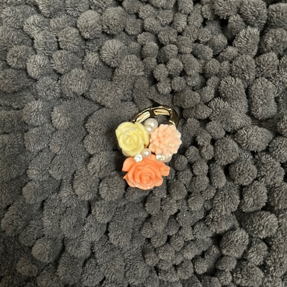 Floral stretchy women’s ring size 7 - Picture 2 of 3